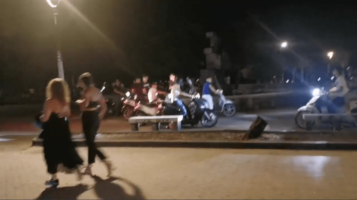 Piazza Europa: Carabinieri tentano di togliere il controllo del piazzale agli scooteristi riconsegnandola alle famiglie