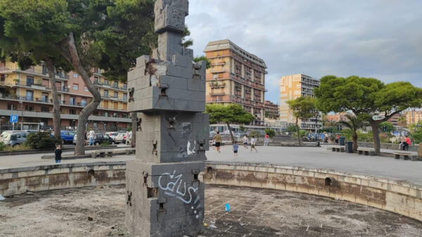 Piazza Europa, un monumento al degrado, completamente abbandonato