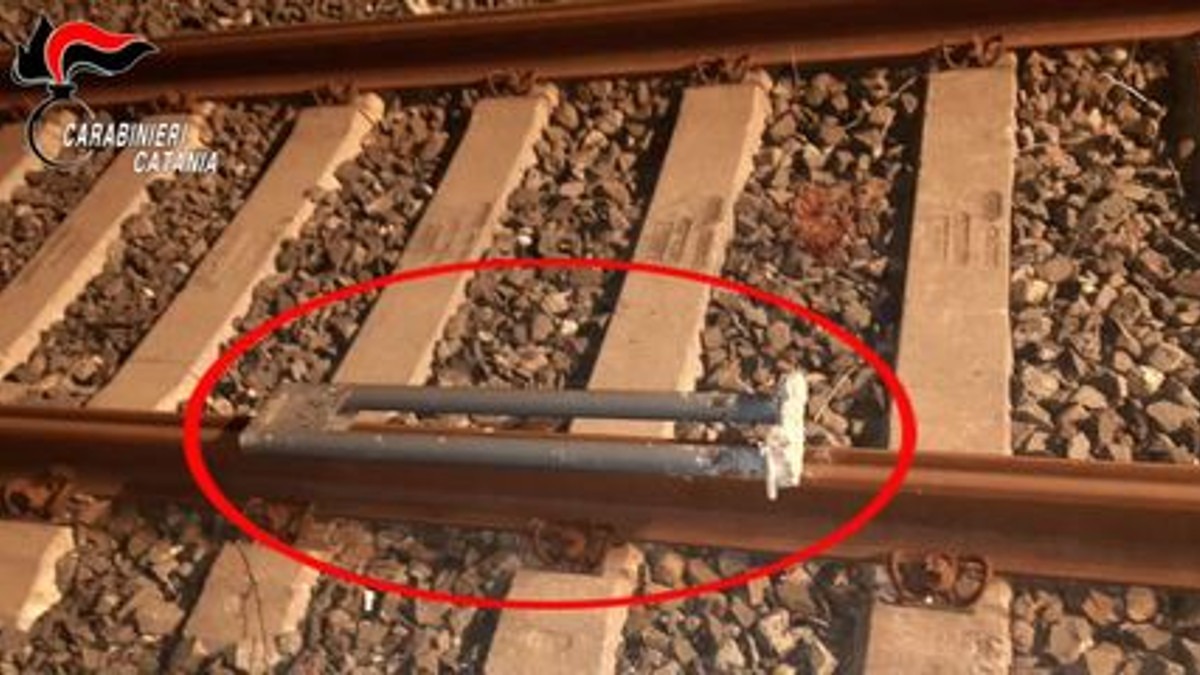 Pietre e tubi sui binari per sviare il treno, segnalati 6 minori nel catanese (I FATTI)