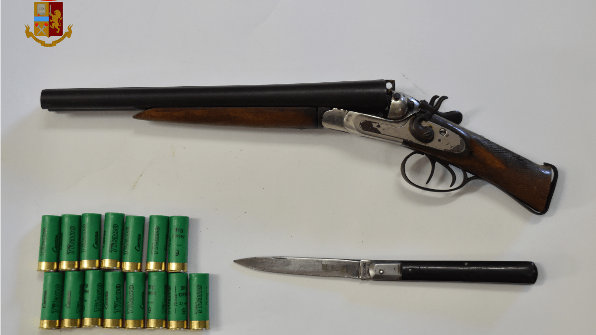 Pregiudicato individuato dagli agenti: trovato fucile illegale occultato con svariate munizioni