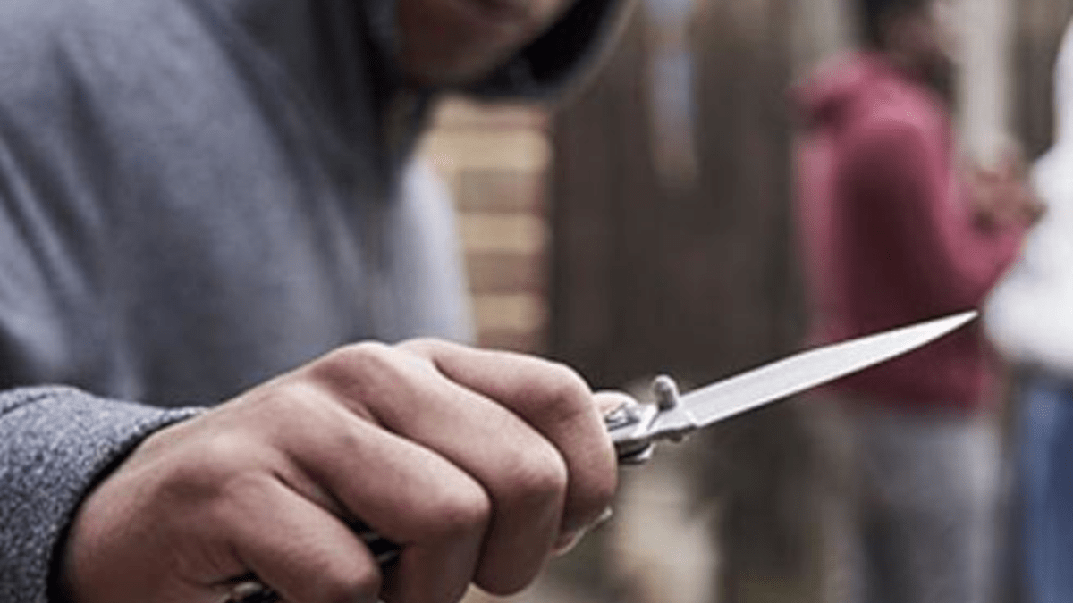 Pregiudicato scippa smartphone a minorenne minacciandolo di morte con un coltello (I FATTI)