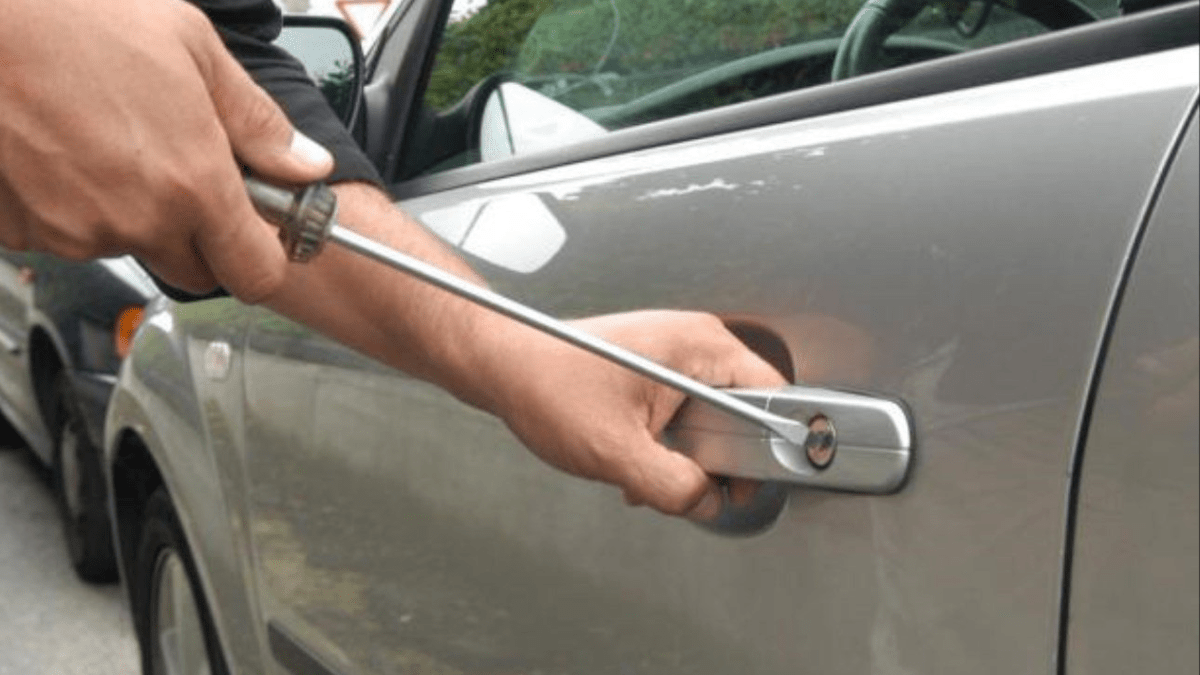 Pregiudicato va a rubare auto con motorino rubato spiegando agli agenti di aver perso le chiavi