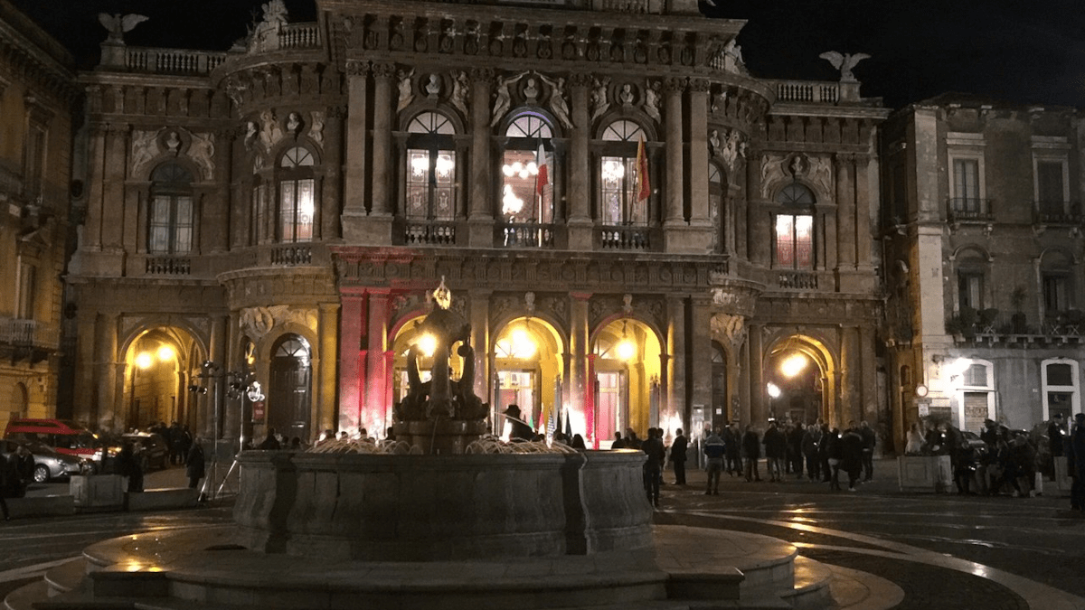 Pregiudicato ventiduenne con scooter in piazza Teatro Massimo: firma verbale con insulti e disegno osceno