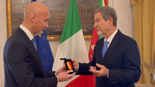 Presidente Regione Musumeci consegna medaglia d’oro al Valore civile a Luca Parmitano