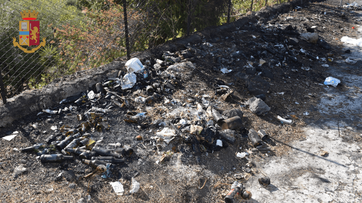 “Pulisce” la piazzola bruciando i rifiuti in contrada Fumata rischiando l’incendio incontrollato