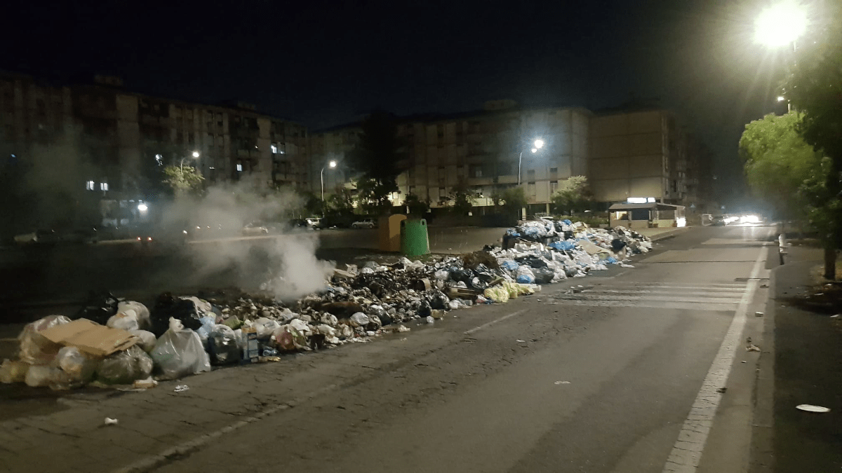 Residenti esasperati a San Giovanni Galermo danno fuoco alla spazzatura (I DETTAGLI)