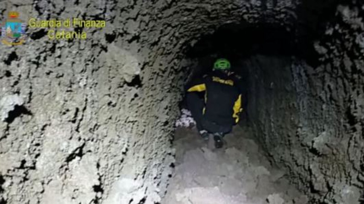 Resti di un uomo trovati in una grotta dell'Etna: si cercano i famigliari