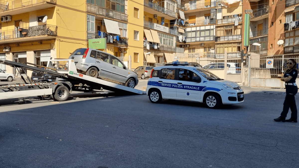 “Ripicca” comunale: Polizia Municipale rimuove auto abbandonate luogo aggressione cameraman