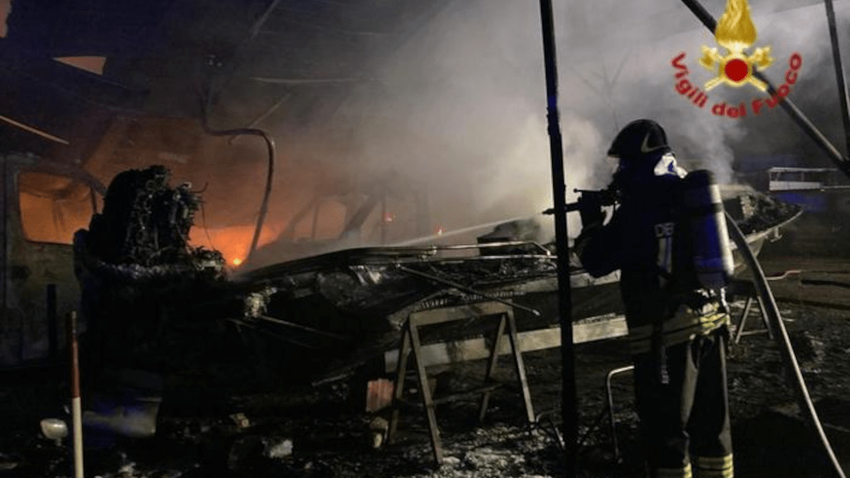 Rogo in parcheggio a Catania: esplodono bombole a gas