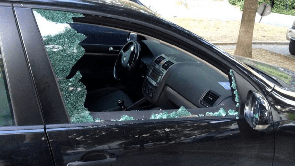Rompe vetri finestrini auto per depredarle: individuato ladro seriale (I FATTI)