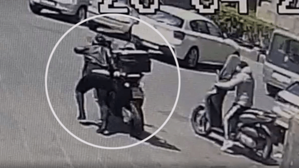 Rubano motorino in via Etnea: il video fa il giro del web. i Falchi s’interessano. Folle inseguimento a San Cristoforo