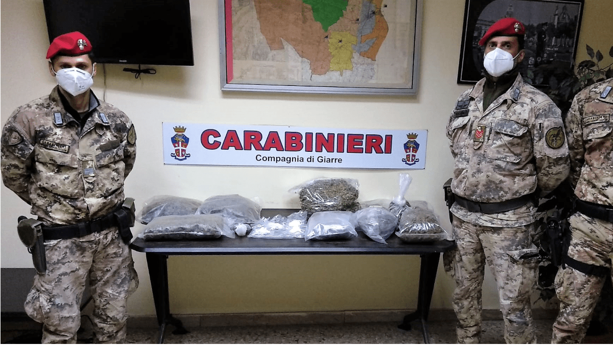 Santa Venerina: Cacciatori scoprono custode della droga in un casolare abbandonato: oltre 5 kg tra marijuana e cocaina