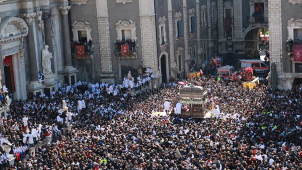 Sant'Agata: il sindaco Pogliese dispone divieto di stazionamento in piazza Duomo