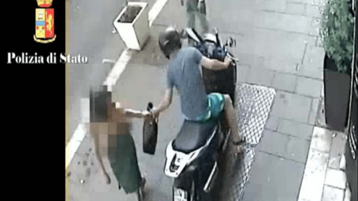 Scippa donna e utilizza la forza dello scooter per trascinarla: “Falchi” lo trovano (I DETTAGLI)