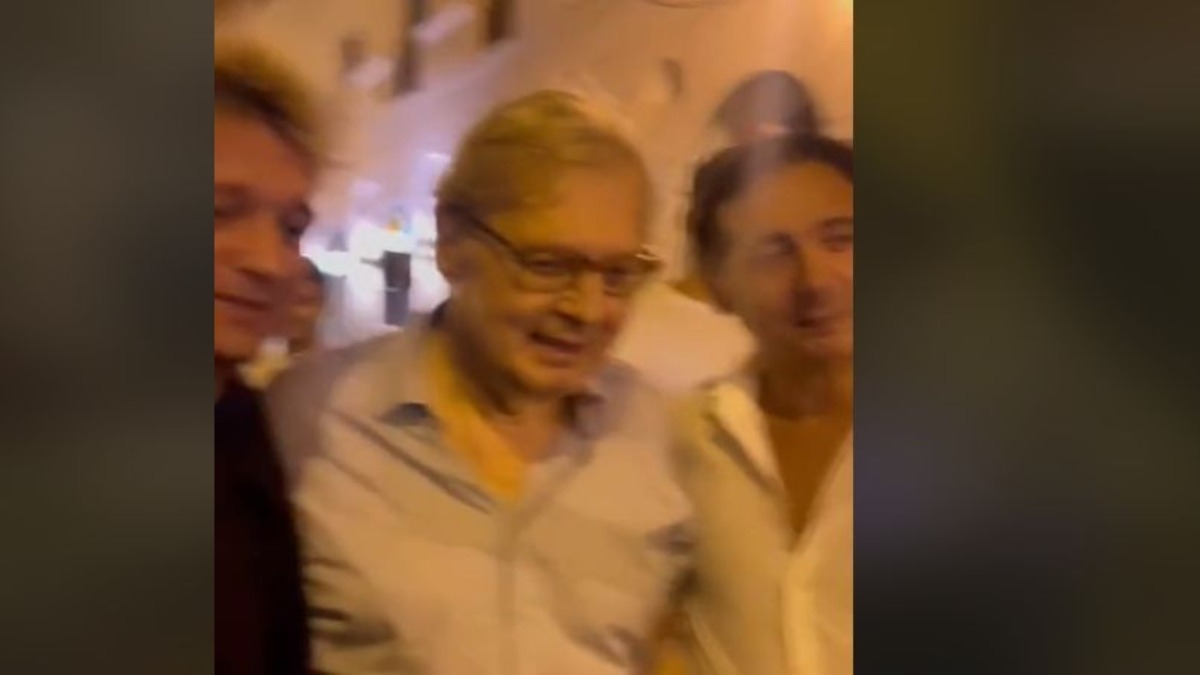 Vittorio Sgarbi a Palermo si lascia travolgere dalla movida, ma cosa smorza il suo entusiasmo? Il video