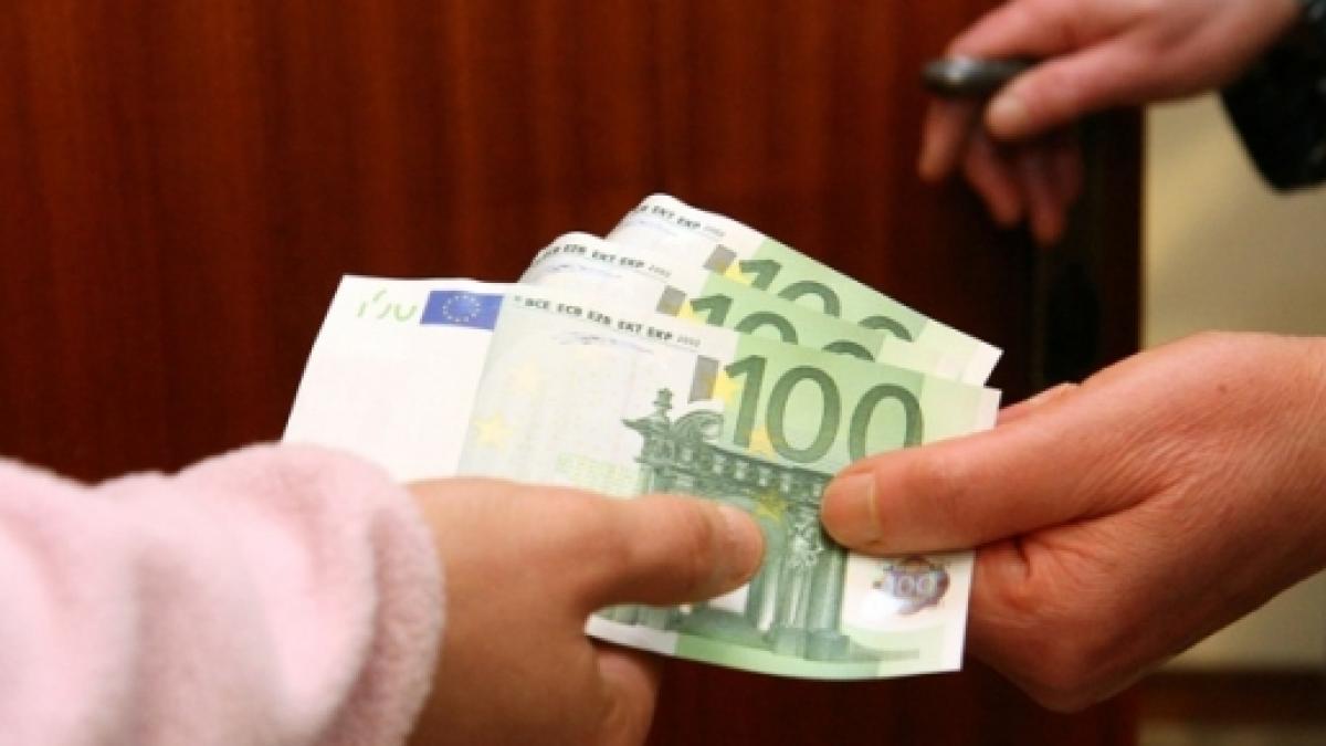 Sottraggono 627.000 euro a un famigliare: madre e figlio accusati di circonvenzione di incapace
