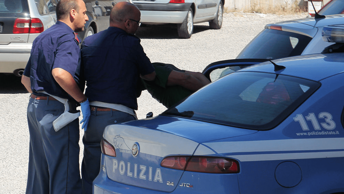 Straniero macchiatosi di violenza sessuale su minore con deficit mentale in giro per la Sicilia ammanettato a Catania