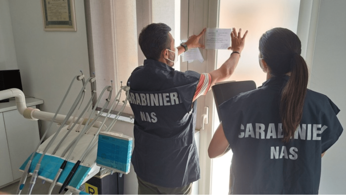 Studio dentistico abusivo all’interno di un condominio nel catanese: sequestro da parte del Nas