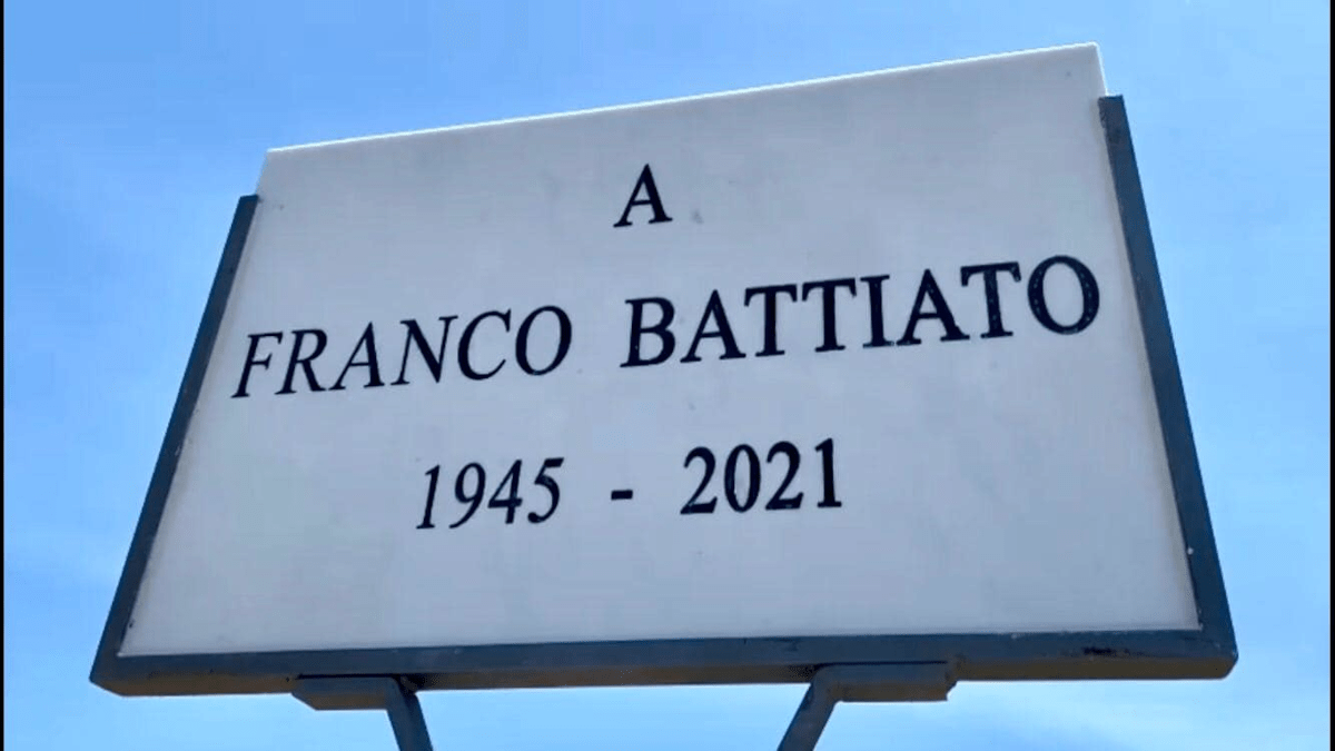 Targa commemorativa per Franco Battiato e intitolazione dell’ex piazza Europa durante il Lungomare Fest