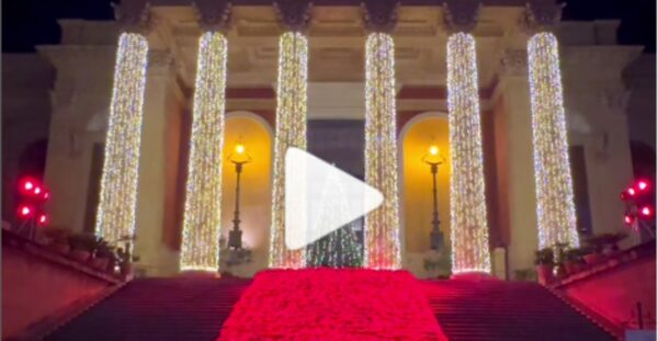 Natale 2023, il Teatro Massimo si "addobba per le feste" e diventa ancora più bello [VIDEO]