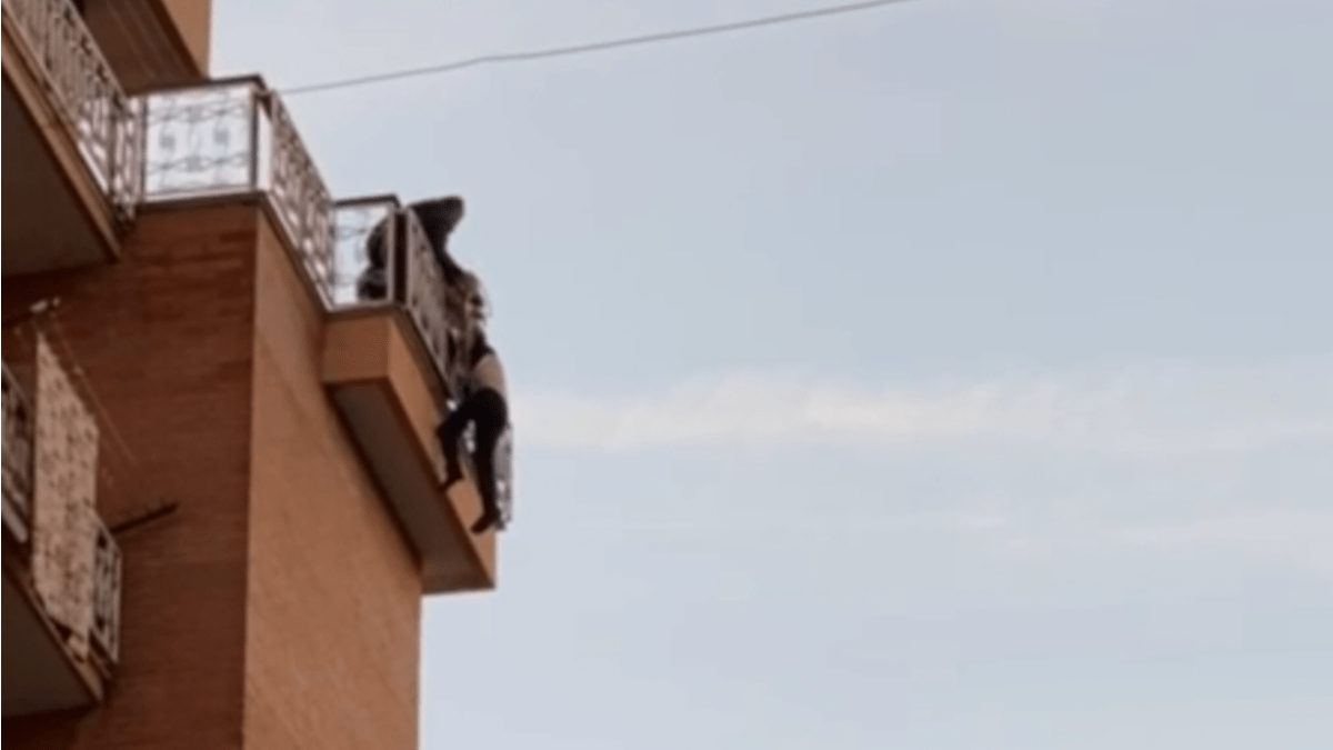 Tenta il suicidio gettandosi dal balcone: salvato dal tempestivo intervento degli agenti (I FATTI)