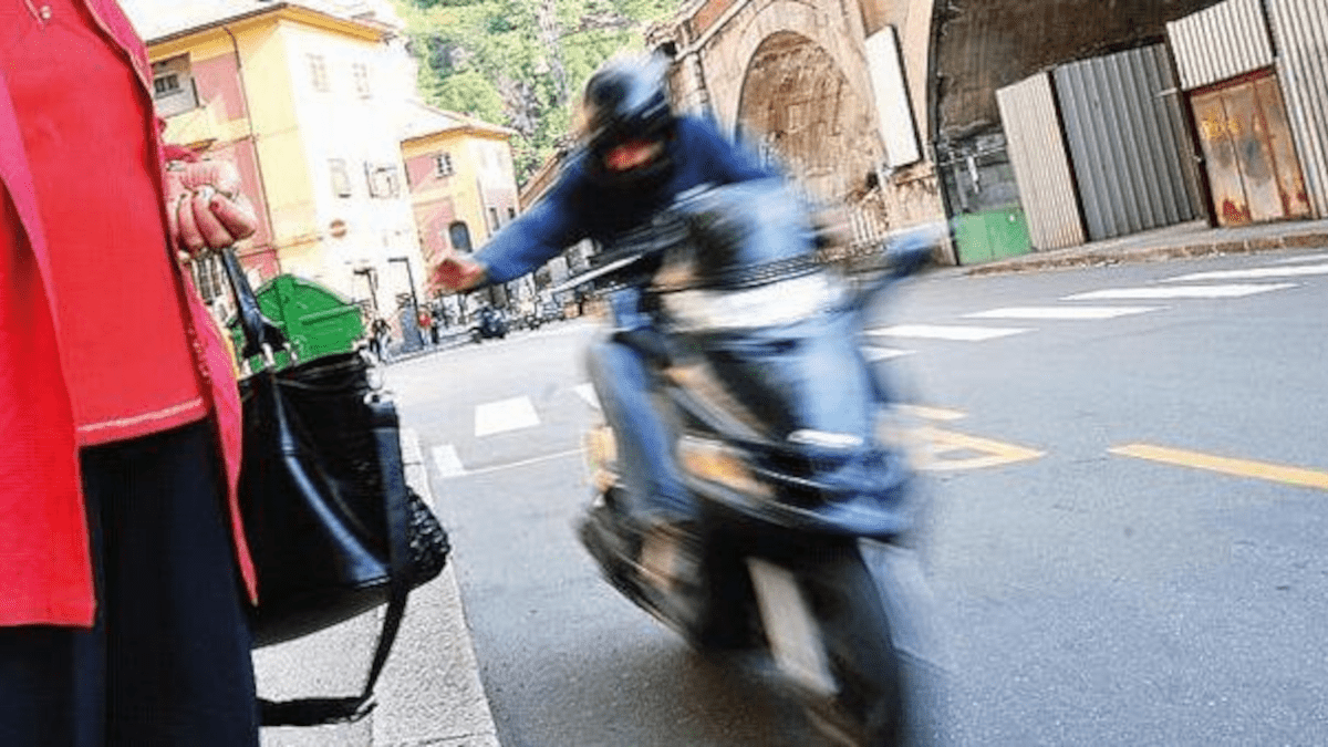 Tenta lo scippo alla turista con lo scooter di sua proprietà: individuato il pregiudicato