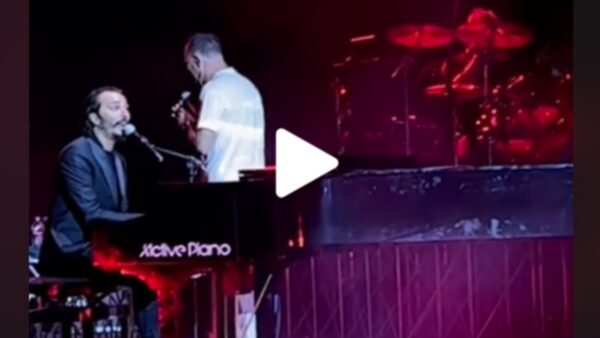 Tony Colombo si esibisce al concerto di Gigi D'Alessio, ma qualcosa è andato storto. Scoprilo, guarda il video