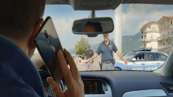 Troppi smartphone durante la guida: scatta il modulo operativo “Trinacria”
