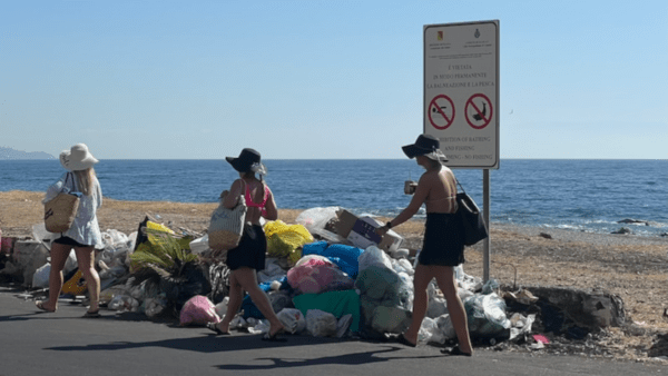 Turisti costretti allo slalom tra rifiuti e sabbia vulcanica: «L’intera Città è in condizioni di degrado».