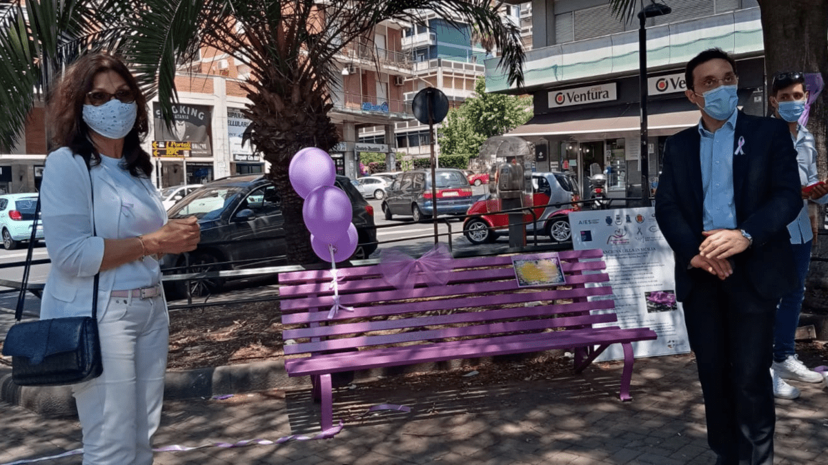 Una panchina lilla in piazza Michelangelo per sensibilizzare sui disturbi del comportamento alimentare