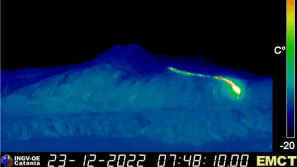 Una piccola colata emerge nella Valle del Leone sull’Etna