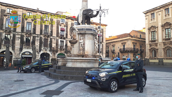 Viaggiano in auto con due teste in terracotta del V secolo a.C.