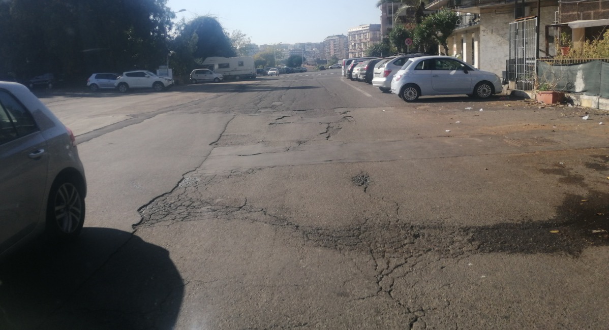 Viale Alcide De Gasperi in pessime condizioni: “Si metta in sicurezza l’intera area”