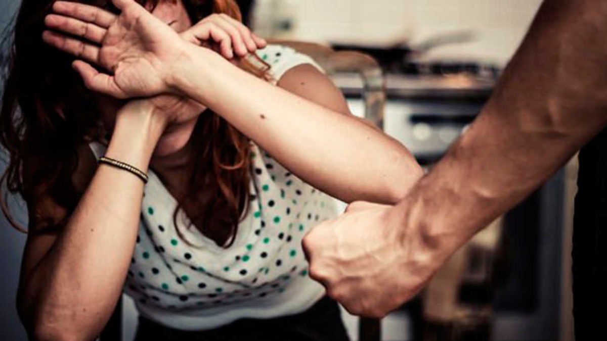 Violenza domestica a Catania: picchia moglie e figli e minaccia di violentare anche la suocera