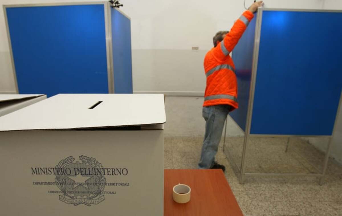 Elezioni Catania: riprende le schede col telefono dentro la cabina