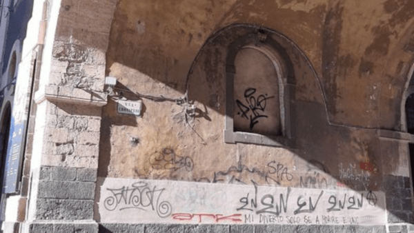 Deplorabile atto di vandalismo sull’Arco di San Benedetto: «Turisti osservano, mi sono vergognata»