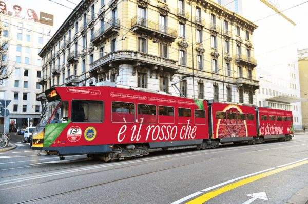 Campagna pubblicitaria dell'Arancia Rossa di Sicilia sui tram di Milano
