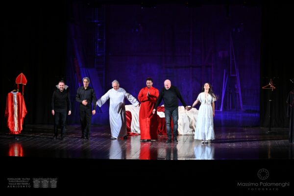 Debutto mattutino dell'Adattamento Teatrale di "Quasi Papa" al Teatro Pirandello: successo e applausi per la rappresentazione.