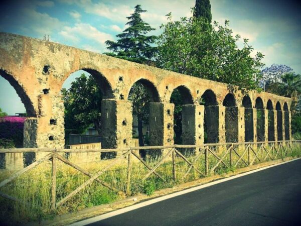Icone di pietra, le foto che ricostruiscono l'antico acquedotto romano a Catania