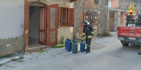 Incendio in abitazione a Barcellona Pozzo di Gotto: ferita una persona