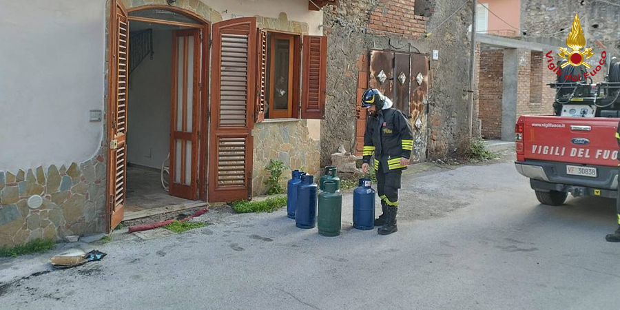 Incendio in abitazione a Barcellona Pozzo di Gotto: ferita una persona