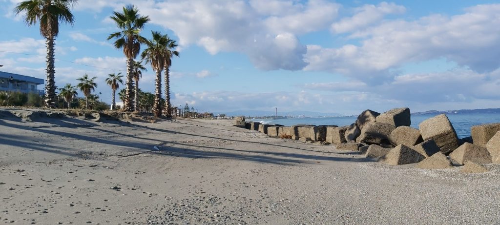 Inizio dei lavori sul lungomare Nauloco a Venetico per contrastare l'erosione costiera