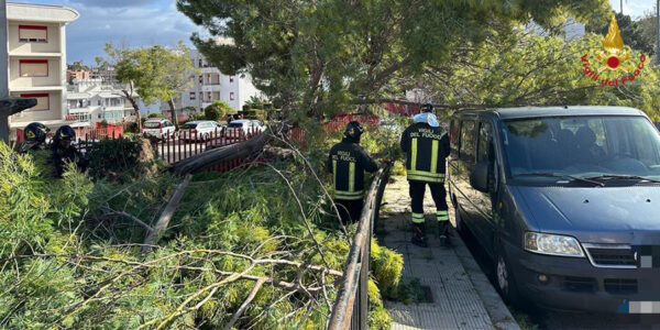 Interventi dei Vigili del Fuoco a Messina per le forti raffiche di vento