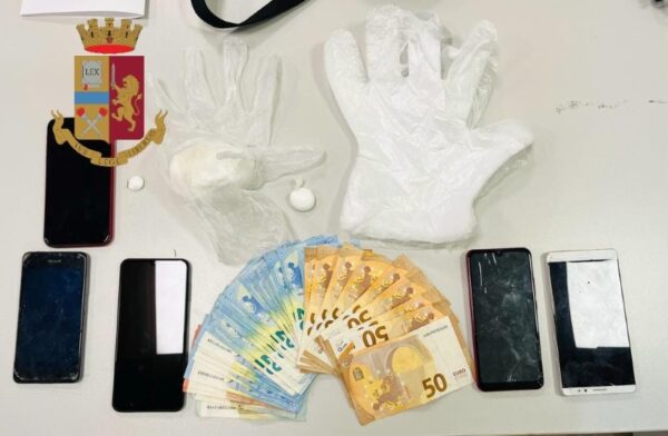 Marito e moglie gestivano bazar della droga: comunicato stampa Polizia di Stato