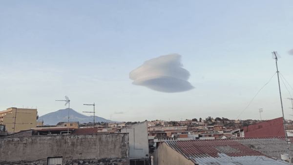 La “Contessa” a Catania: lo spettacolo celeste sull’Etna in foto