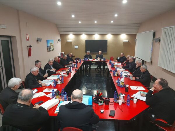 Sessione invernale della Conferenza Episcopale Siciliana: Visita ad Limina, pellegrinaggio ad Assisi, riforma degli uffici e altri temi discussi dai Vescovi.