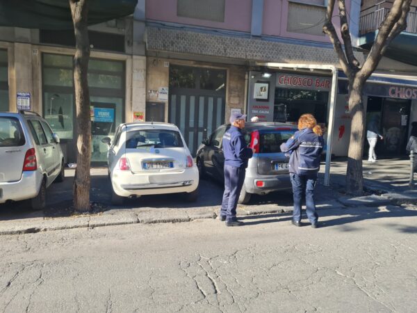 Sanzioni e controlli in via Plebiscito: intervento della Polizia Locale