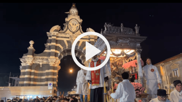 “U focu o Futtinu”: il video degli incredibili (e ritardatari) fuochi d’artificio in piazza Palestro
