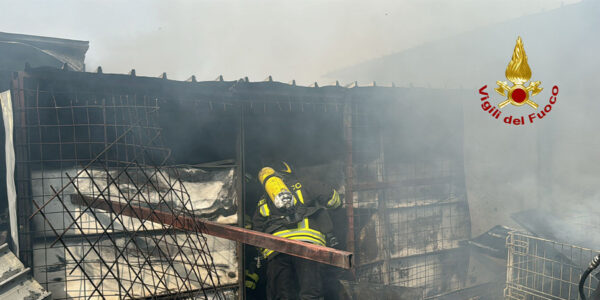 Incendio a Palermo: Vigili del Fuoco al lavoro con 6 squadre