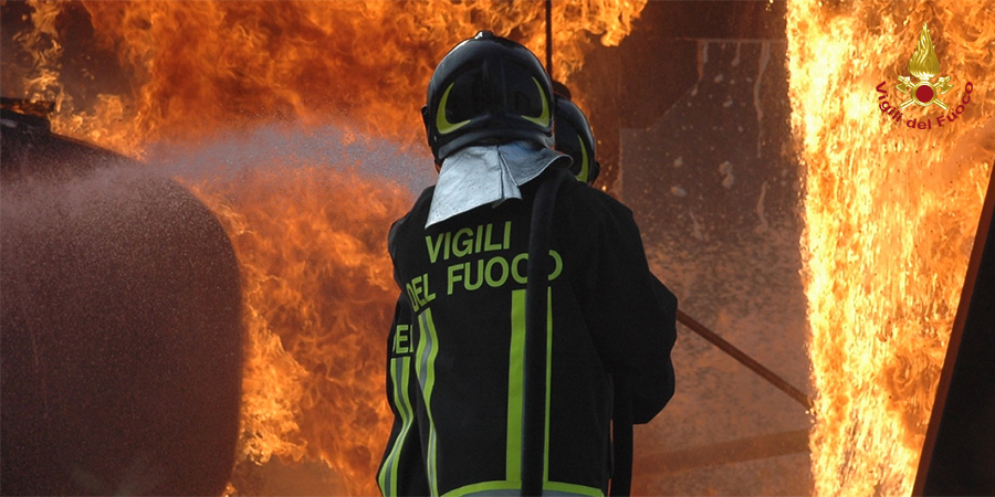Incendio officina nella zona industriale di San Filippo Mela: intervento dei Vigili del Fuoco